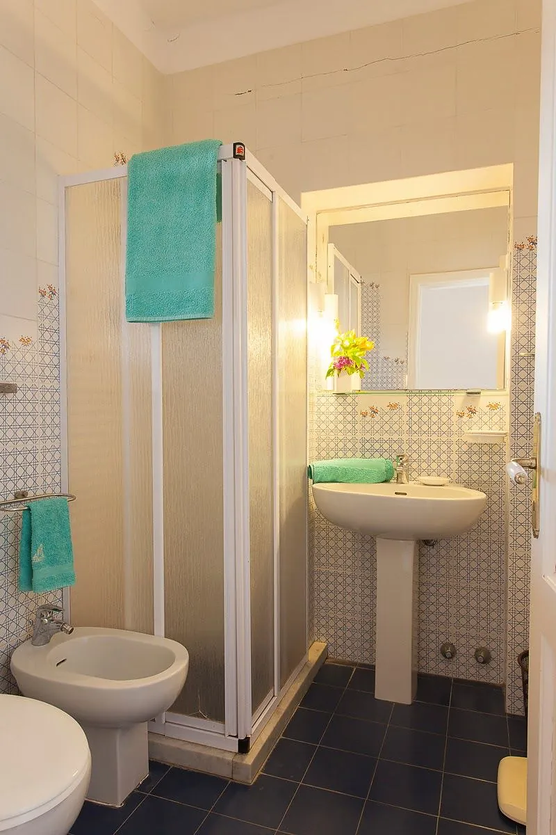 Zagara, bagno con doccia
