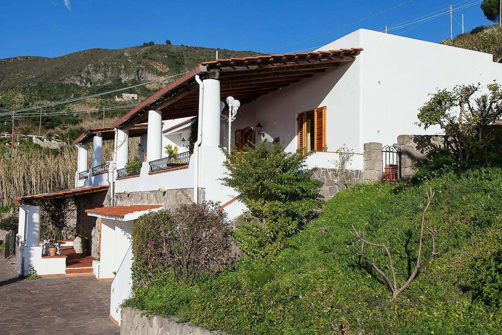 Zagara, esterno della casa sulla collina di Pirrera