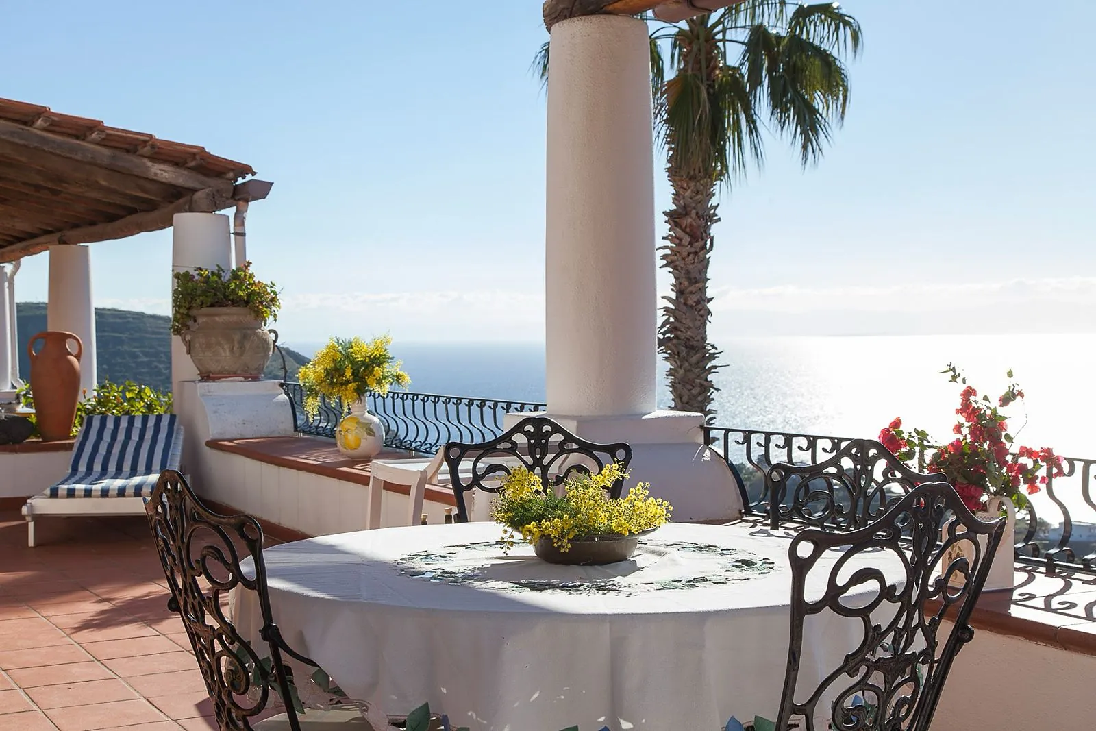 Zagara, terrazza con tavolo e vista panoramica sul mare