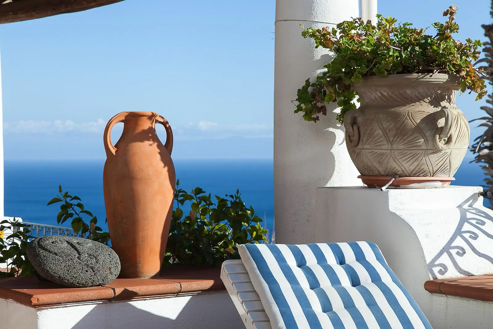 Zagara, dettaglio della terrazza con anfora e vista sul mare