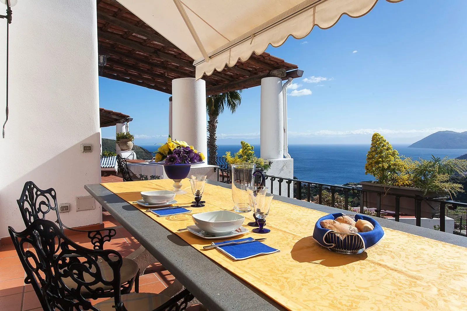 Zagara, terrazza con tavola apparecchiata e vista sull'arcipelago