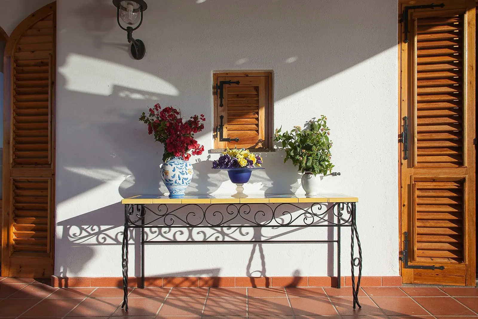 Zagara, consolle in ferro battuto con fiori sulla terrazza