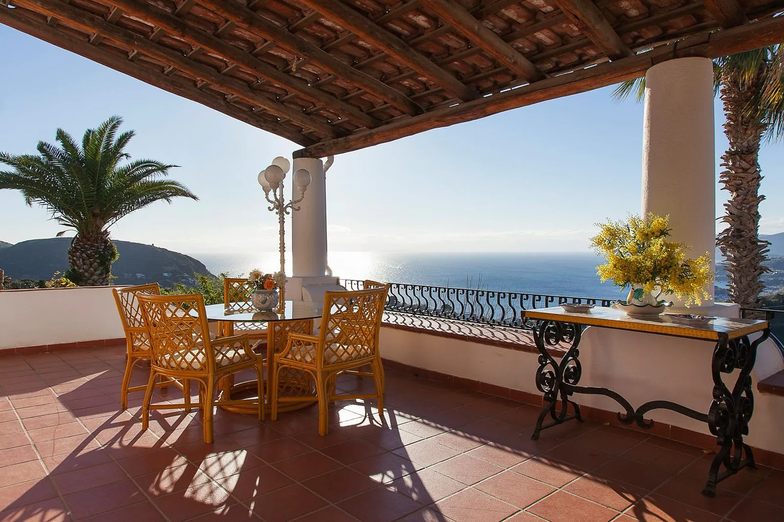 Zagara, terrazza sotto il pergolato con vista sul mare