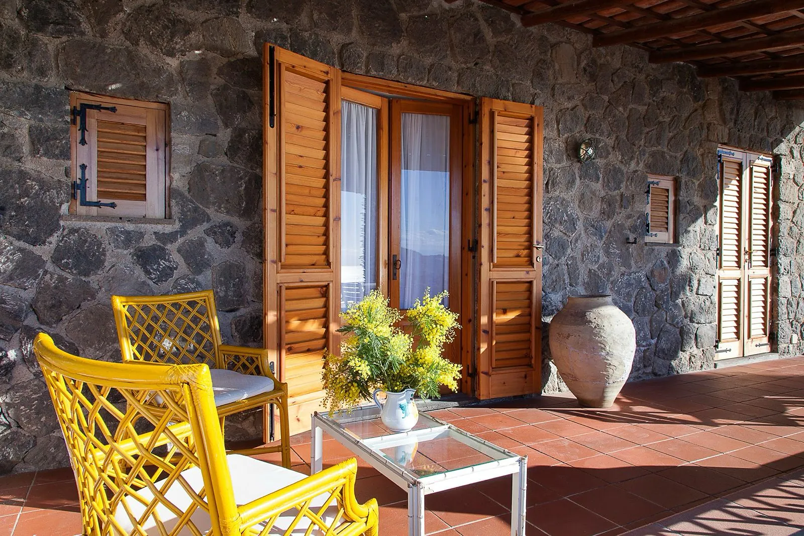 Zagara, terrazza con muro in pietra lavica