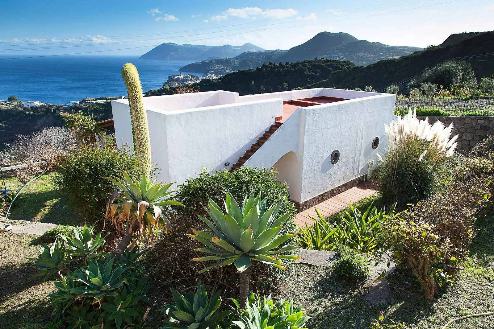 Olivetta, la casa e il panorama sulle Eolie