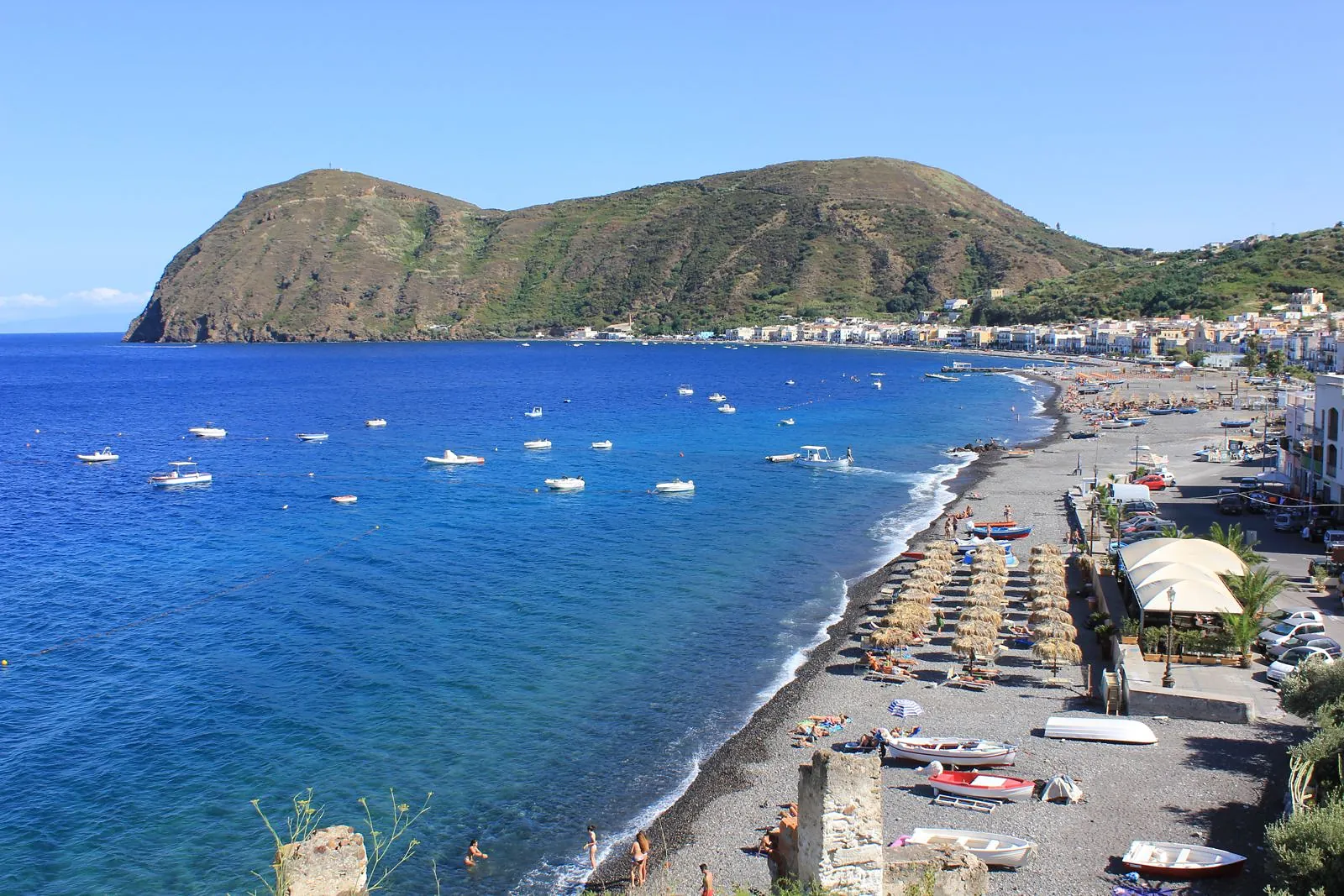 Una spiaggia di Lipari con il mare cristallino
