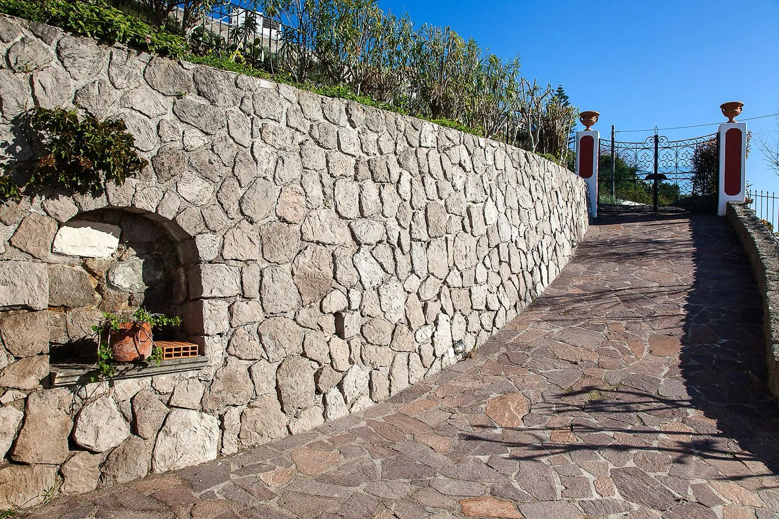 Il vialetto in pietra che porta a Villa Anna