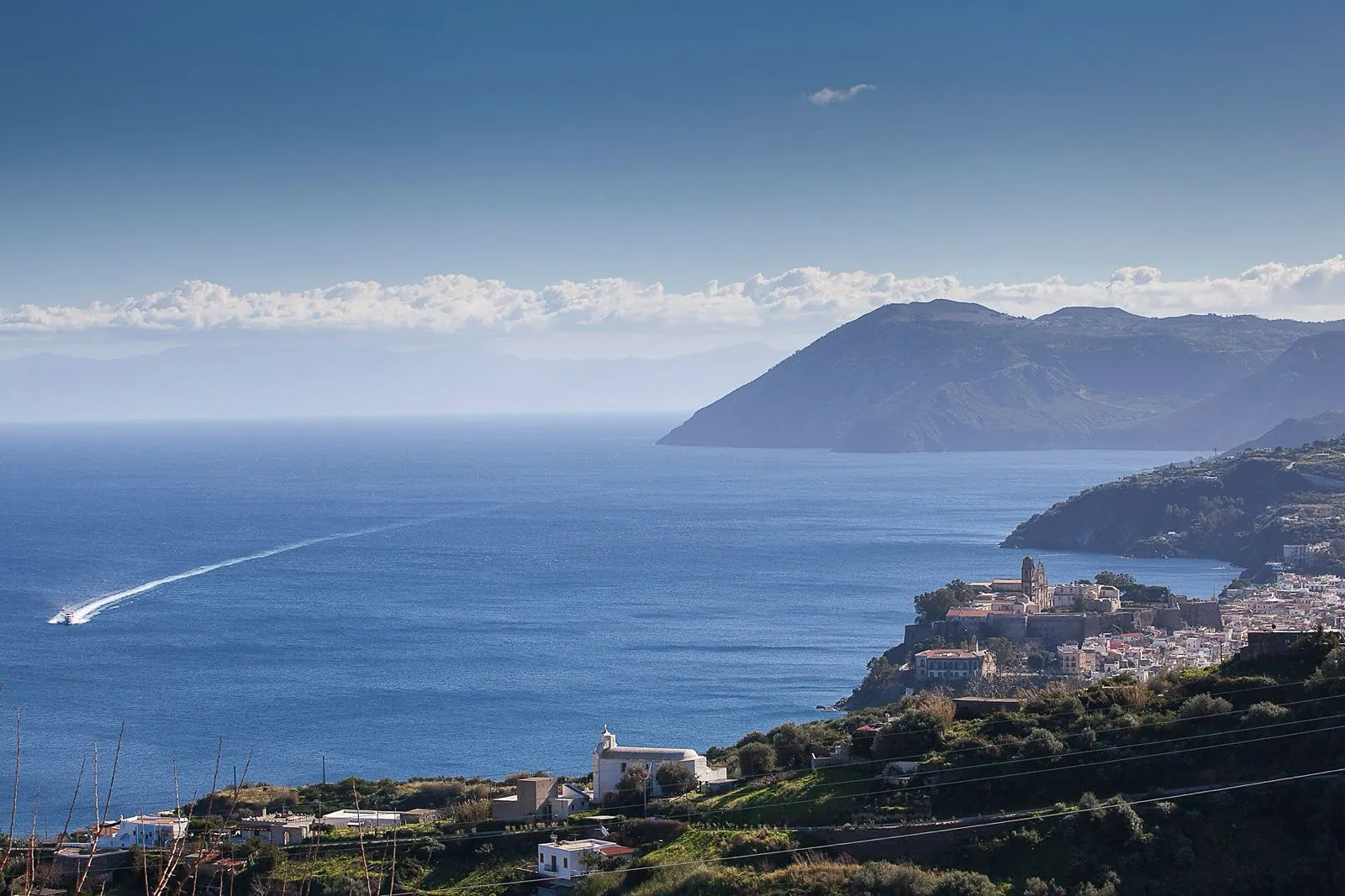 Arrivo a Lipari in traghetto al tramonto